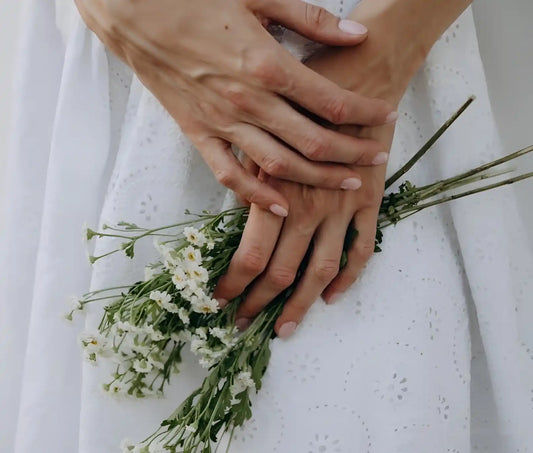 L’impact des saisons sur nos ongles : comment adapter votre routine manucure au printemps