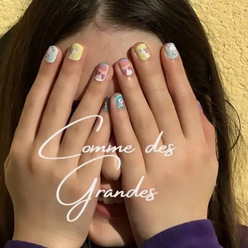 Petite fille montrant ses mains avec des nail wraps de la collection "Comme des Grandes" pour enfants à partir de 3 ans.