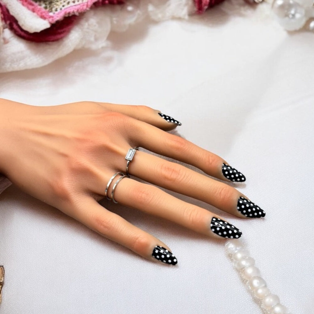 Manucure Polka de Madame Nails dans un décor clair avec des perles