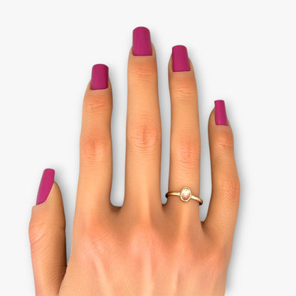 Manucure Plum de Madame Nails sur une main portant une bague dorée