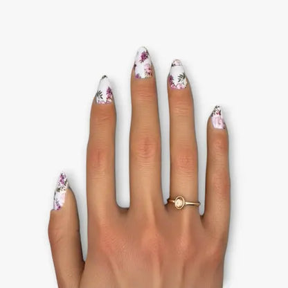 Ongles soignés avec une manucure fleurie de Madame Nails