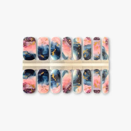 Kintsugi en plaque - nail wrap marbré bleu rose et violet