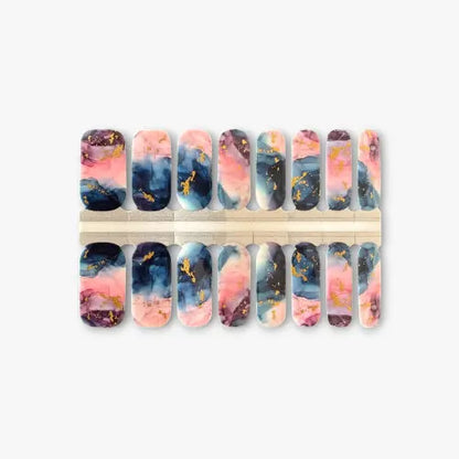 Kintsugi en plaque - nail wrap marbré bleu rose et violet