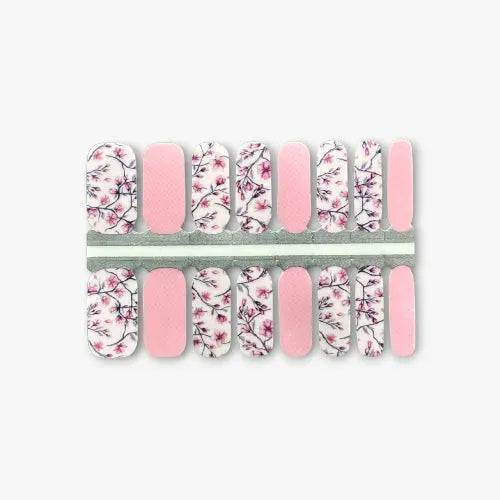 nail art Magnolia avec ongles roses transparents et motifs fleuris