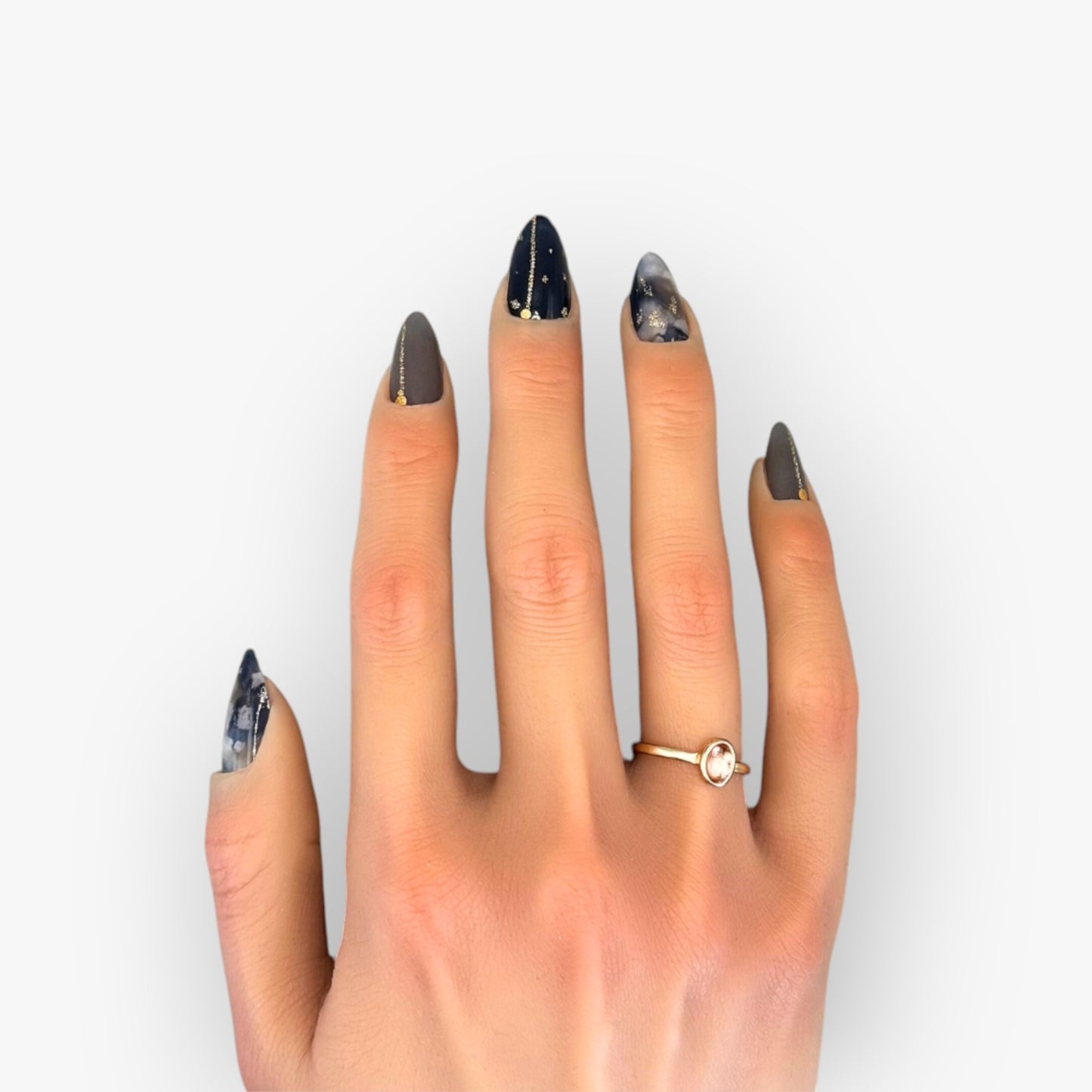 nail art élégant dans des teintes sombres sur une belle main de femme